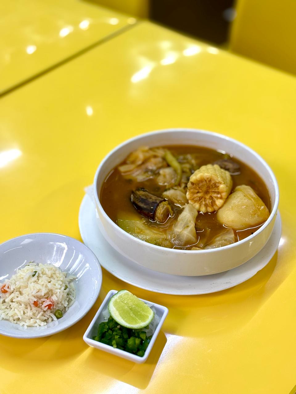 Caldo con elote y verduras, Sibarita Restaurante