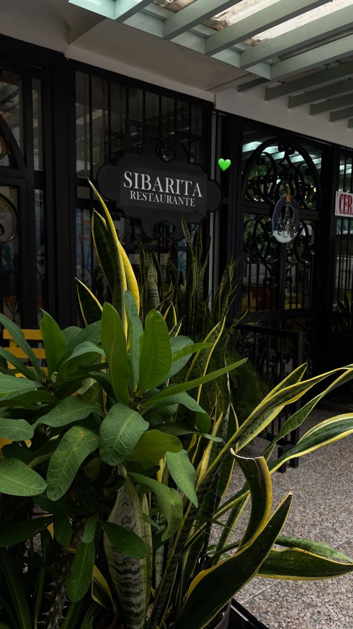Letrero de Sibarita Restaurante entre plantas